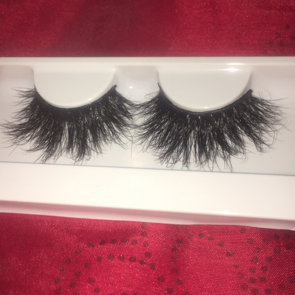 Lashes - Picture 2 of 4